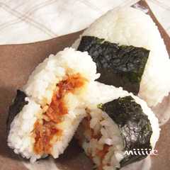 รูปของ *一口めから具と一緒☆梅おかかおにぎり*