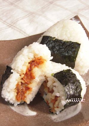 *一口めから具と一緒☆梅おかかおにぎり*-レシピのメイン写真