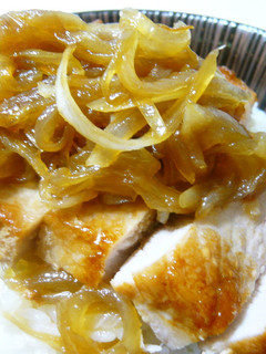 たっぷりの甘辛玉ねぎダレをかけた豚丼-レシピのメイン写真