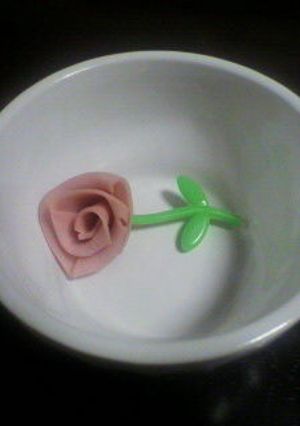 キャラ弁おかず　魚肉ソーセージで薔薇-レシピのメイン写真