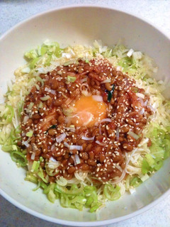 納豆キムチのネギ白ゴマまぶし月見そうめん-レシピのメイン写真