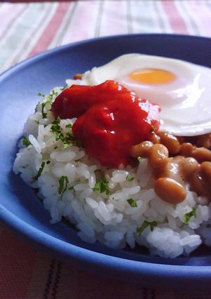赤のタルタルが美味しい✿納豆目玉焼き丼✿-レシピのメイン写真