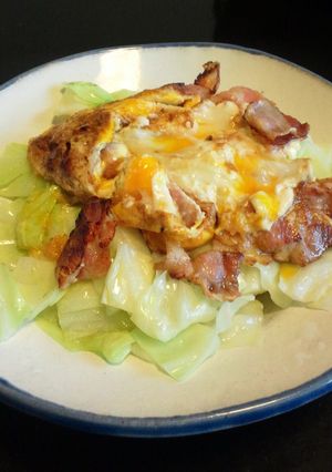 キャベツたっぷりベーコンエッグ丼-レシピのメイン写真