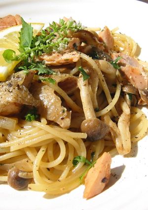 秋鮭としめじのレモンバター醤油パスタ-レシピのメイン写真