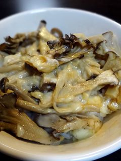 レンジで簡単!とろ〜りチーズのキノコ丼-レシピのメイン写真