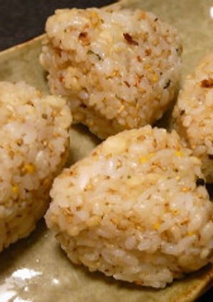 【夜食☆ふりかけおにぎりがグレードＵＰ】-レシピのメイン写真