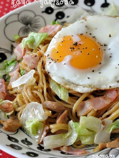 半熟卵のせ*ラーマ焼きそば*辛子醤油味-レシピのメイン写真