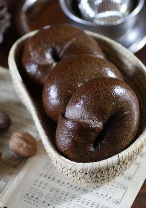 チョコとクランベリーの黒ベーグル。-レシピのメイン写真
