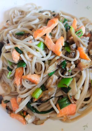 鮭と舞茸とネギの蕎麦パスタ-レシピのメイン写真