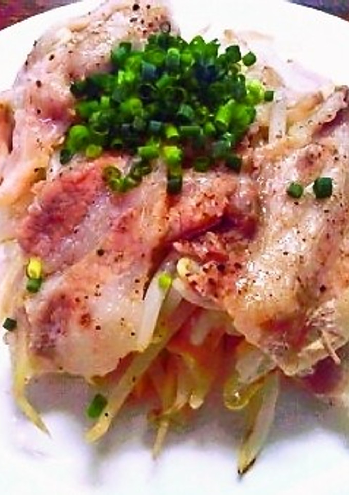 素材の旨味！豚肉ともやしの土鍋蒸し-レシピのメイン写真