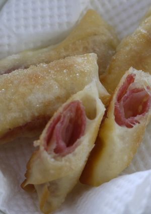 焼売の皮ｄｅ簡単☆サラミチーズ春巻き♪-レシピのメイン写真