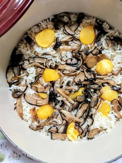簡単!秋の味覚。きのこと栗の炊き込みご飯-レシピのメイン写真