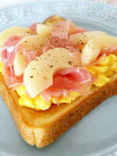 ふるぱん☆スクランブルと洋ナシ生ハムのせ-レシピのメイン写真