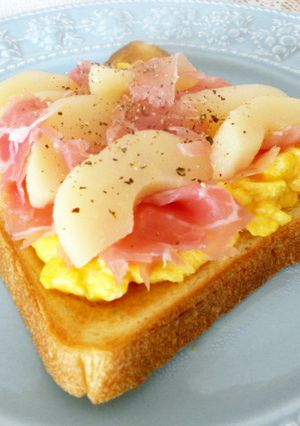 ふるぱん☆スクランブルと洋ナシ生ハムのせ-レシピのメイン写真