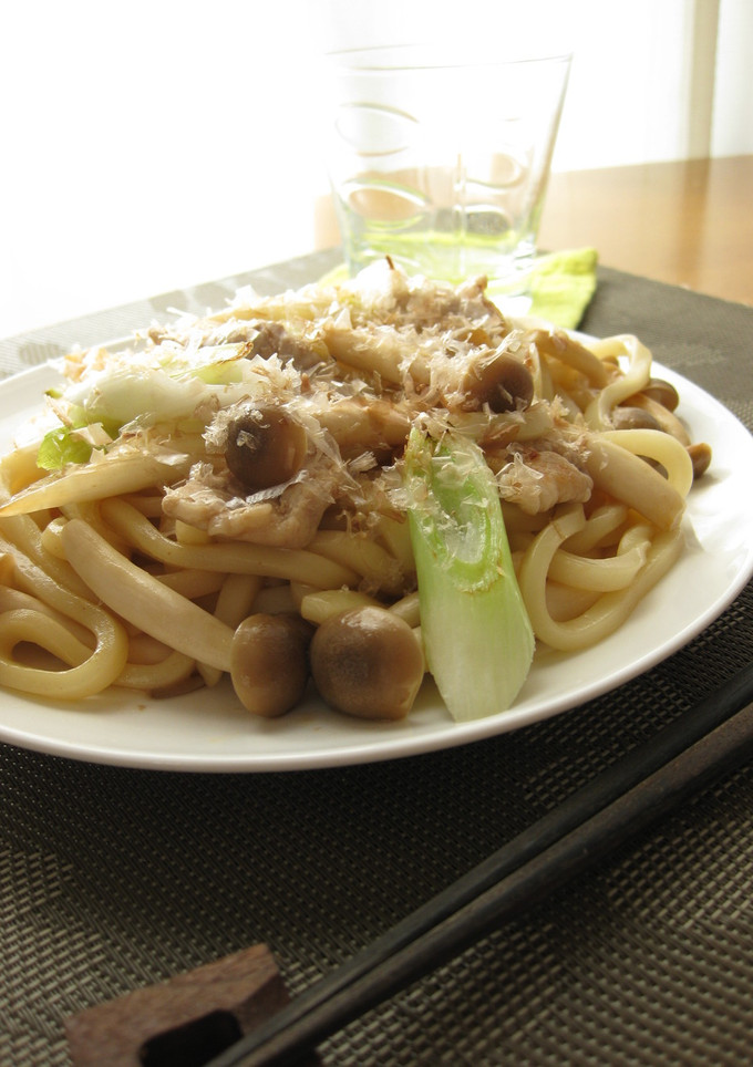 きのこが香る♪しめじの焼きうどん-レシピのメイン写真