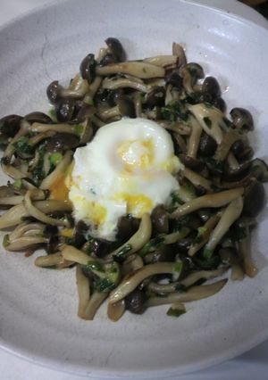 きのこの塩麹いため温玉のせ-レシピのメイン写真