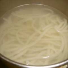 รูปของ 麺の茹で時間を半分にする方法。