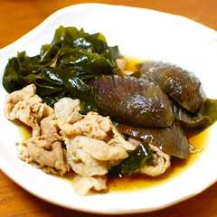รูปของ 茄子と豚肉とわかめの煮物