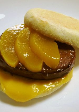 黄桃とチーズハンバーグのマフィン-レシピのメイン写真