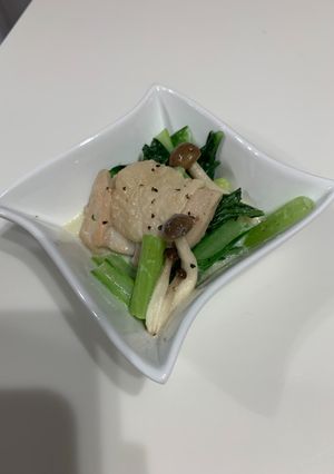 鶏もも肉と小松菜のミルク煮（コンソメ）-レシピのメイン写真