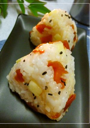チーズと福神漬けとゴマ塩のおにぎり-レシピのメイン写真