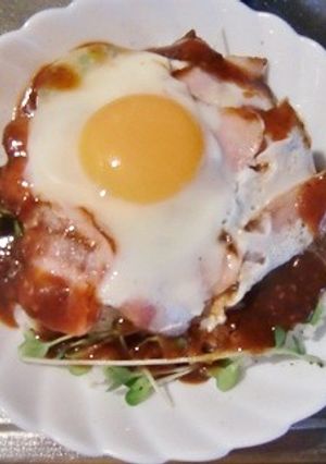 ソースたっぷり、ベーコンエッグの丼-レシピのメイン写真