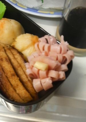 お弁当に隙間にくるくるハムとチーズのお花-レシピのメイン写真