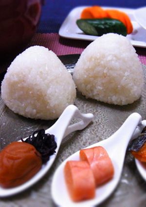 愛情たっぷり塩むすび♪3種の具を添えて♪-レシピのメイン写真