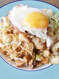 ハムエッグのっけの、ボリューム焼きそば-レシピのメイン写真