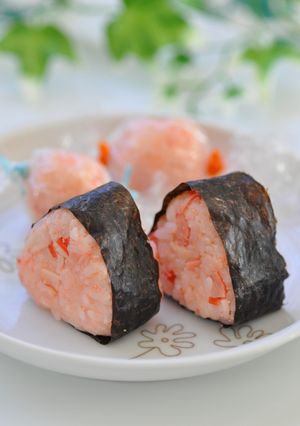 ピンクのおにぎり♡カニカマ明太マヨ♫-レシピのメイン写真