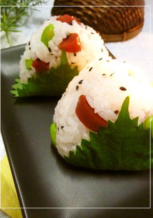 カリカリ梅と枝豆の大葉巻きおにぎり-レシピのメイン写真