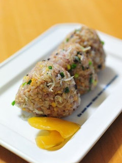 雑穀ご飯☆てんかすちりめんおにぎり-レシピのメイン写真