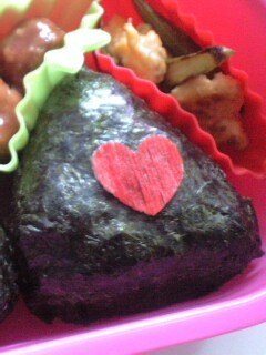 簡単 ハートの三角おにぎり〈キャラ弁〉-レシピのメイン写真