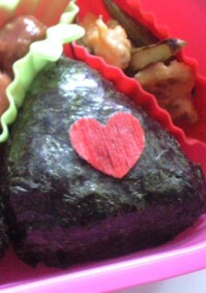 簡単 ハートの三角おにぎり〈キャラ弁〉-レシピのメイン写真