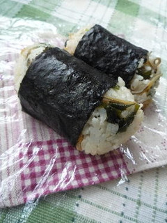 油揚げ・雑魚・わかめの混ぜ込みおむすび-レシピのメイン写真
