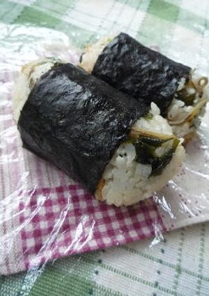 油揚げ・雑魚・わかめの混ぜ込みおむすび-レシピのメイン写真