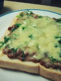 胡椒が効いた☆納豆葱チーズトースト-レシピのメイン写真