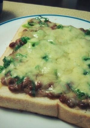 胡椒が効いた☆納豆葱チーズトースト-レシピのメイン写真