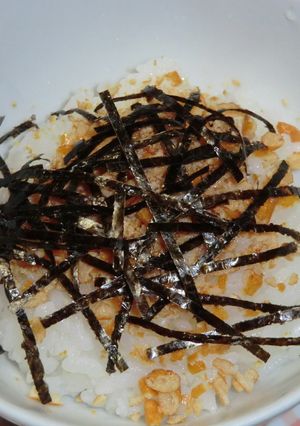 子供と一緒に☆柿の種と海苔のふりかけご飯-レシピのメイン写真