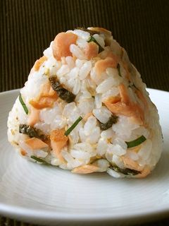 パリパリに焼いた皮もおいしい鮭のおむすび-レシピのメイン写真