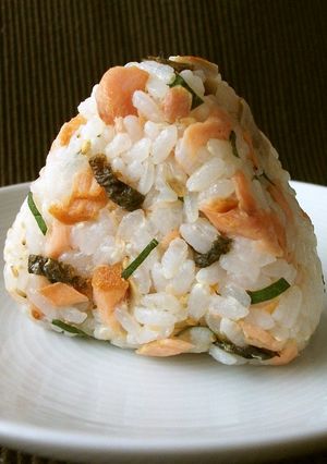パリパリに焼いた皮もおいしい鮭のおむすび-レシピのメイン写真