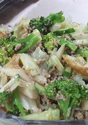 ブロッコリーと竹輪とひき肉のゴマ味噌炒め-レシピのメイン写真