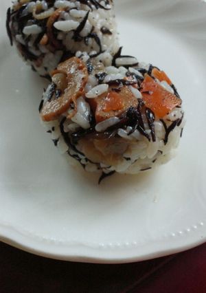 ひとくちで食べる。。ひじき煮おにぎり-レシピのメイン写真