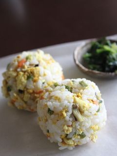 具たくさん!カレー炒り豆腐のおにぎり-レシピのメイン写真