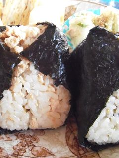 高菜明太と鶏そぼろ生姜昆布おむすび-レシピのメイン写真