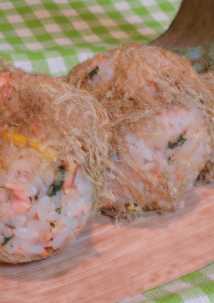 混ぜて握って♪洋風鮭ご飯のおにぎり-レシピのメイン写真