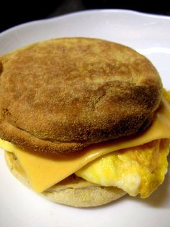朝食に☆チーズエッグのマフィンサンド☆-レシピのメイン写真