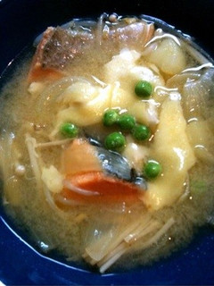 栄養たっぷり鮭の味噌コンソメスープ-レシピのメイン写真