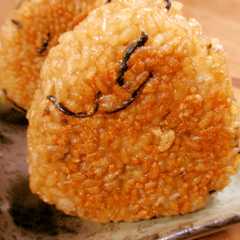 รูปของ koka家の～塩こんぶ醤油焼きおにぎり♡