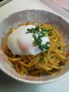 簡単!温玉のせ♪カレー味のもやし炒め-レシピのメイン写真